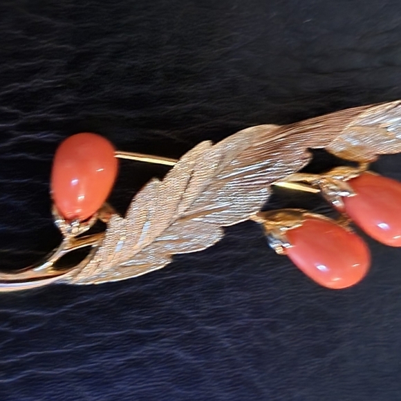 SALE! VINTAGE, SARAH COVENTRY,  GOLD TONE & CORAL FLOWER LEAF SIGNED BROOCH. - Picture 4 of 5